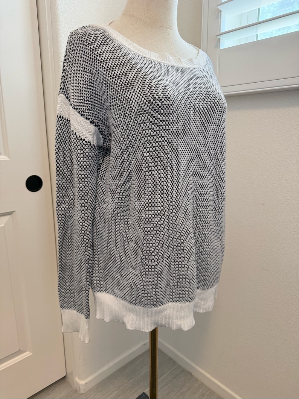 Vince - Knit Scoop Neck Sweater in White and Black